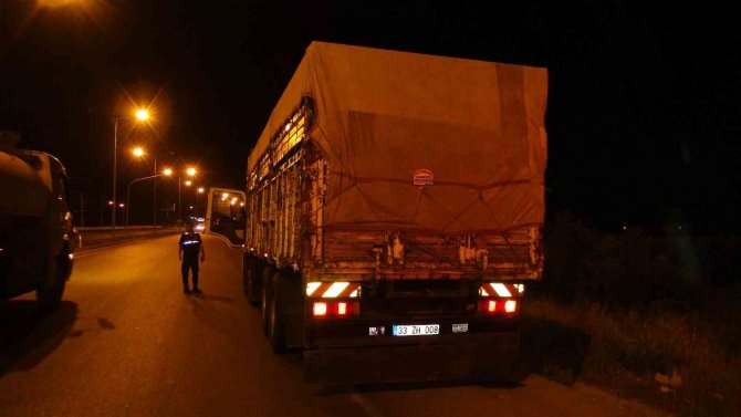 Mersin’de Motosiklet Kamyonun Altında Kaldı: 2 Ölü, 1 Ağır Yaralı