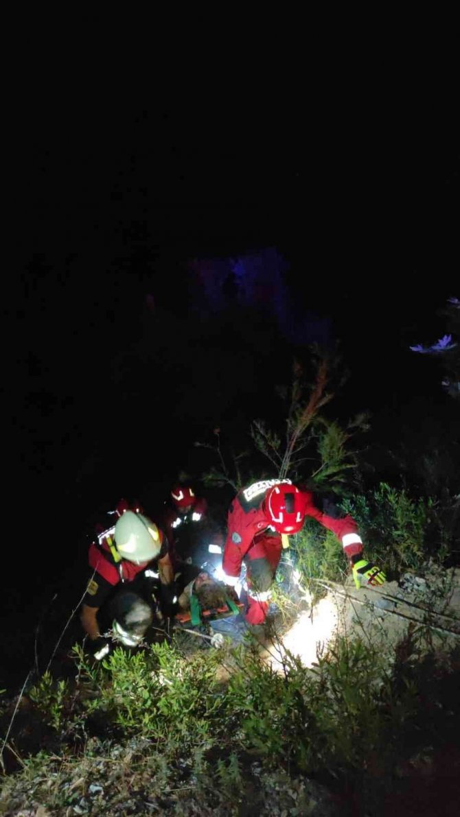 Milas’ta Kontrolden Çıkan Araç Uçuruma Yuvarlandı: 2 Yaralı