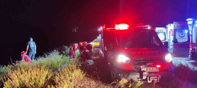 Milas’ta Kontrolden Çıkan Araç Uçuruma Yuvarlandı: 2 Yaralı