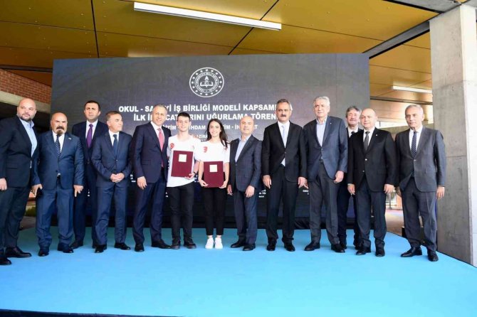 Milli Eğitim Bakanı Özer, Okul Sanayi İş Birliğinin İlk İhracat Tırını Uğurladı