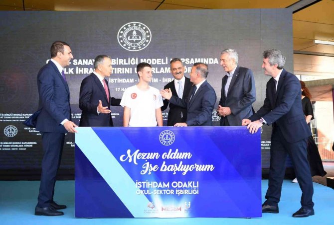 Milli Eğitim Bakanı Özer, Okul Sanayi İş Birliğinin İlk İhracat Tırını Uğurladı