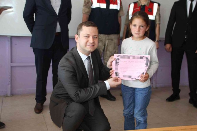 Malazgirt’te Öğrencilerin Karne Sevinci