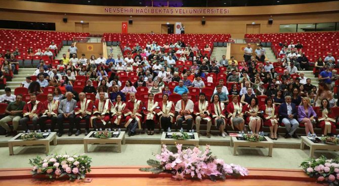 Nevü Turizm Fakültesi’nde Mezuniyet Sevinci