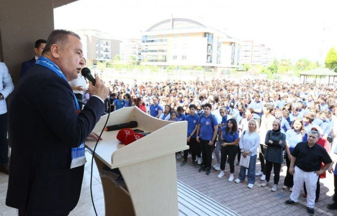 Başkan Böcek Öğrencilerin Karne Heyecanına Ortak Oldu