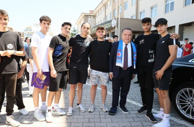 Başkan Böcek Öğrencilerin Karne Heyecanına Ortak Oldu