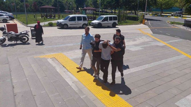 Bir Hafta Önce Boşandığı Eski Eşini Ve 3 Yaşındaki Oğlunu Bıçaklayarak Öldürdü