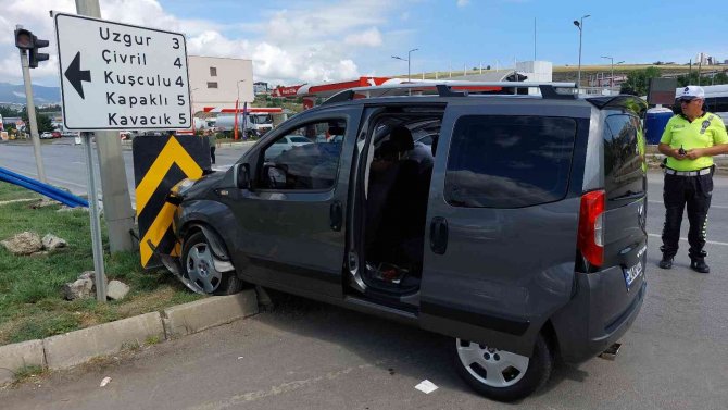 Düğüne Giderken Kaza Geçirdiler: 4 Yaralı