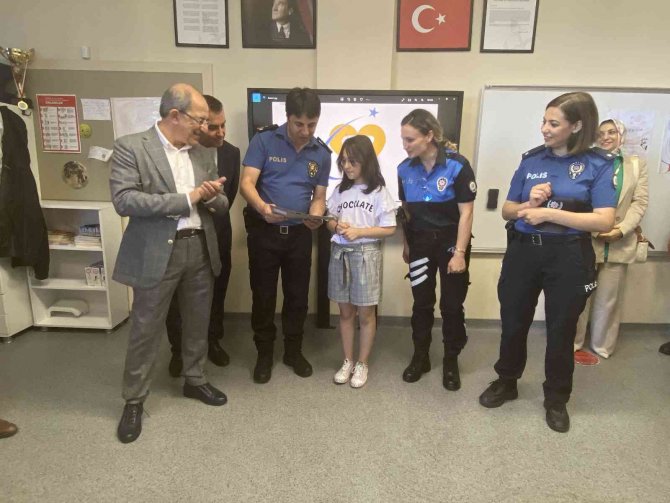 Maltepe’de Polislerden Şehit Çocuklarına Karne Sürprizi