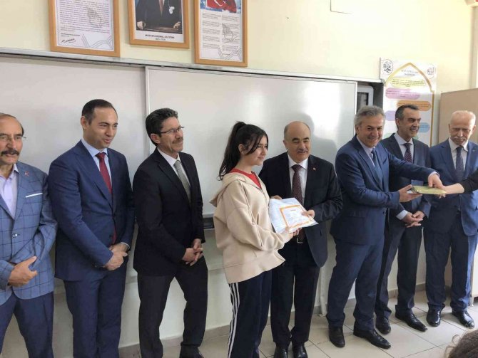 Samsun Valisi Dağlı, Öğrencilere Karne Dağıttı