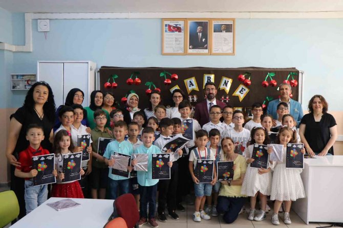 Aynı Okulda 17 İkiz Karne Aldı