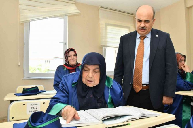 40 Ve 60’lı Yaşlardaki 13 Kadın Okuma-yazma Öğrendi