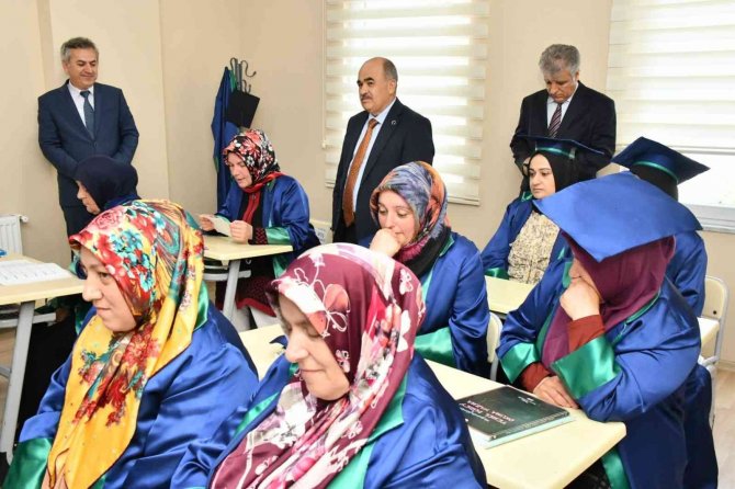 40 Ve 60’lı Yaşlardaki 13 Kadın Okuma-yazma Öğrendi