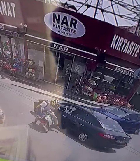 Sarıyer’de Önünden Geçen Motosikletliye Vurup Yoluna Devam Etti