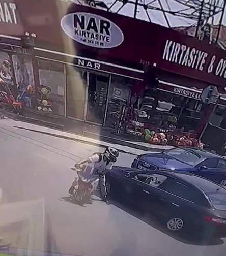 Sarıyer’de Önünden Geçen Motosikletliye Vurup Yoluna Devam Etti