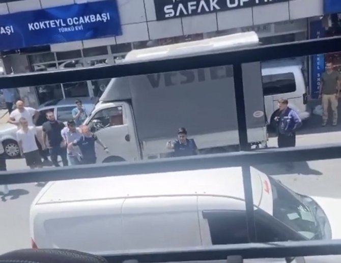 İ̇stanbul’da Hareketli Anlar: Oğluyla Tartışıp Etrafa Saldırdı, Polis Silah Çekip Biber Gazı Sıktı