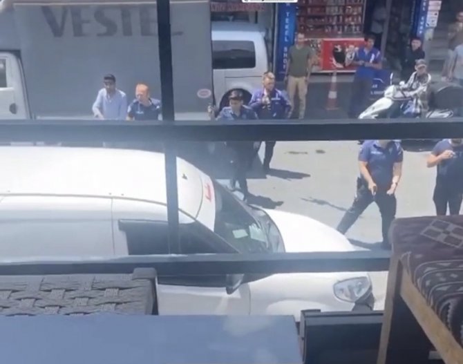 İ̇stanbul’da Hareketli Anlar: Oğluyla Tartışıp Etrafa Saldırdı, Polis Silah Çekip Biber Gazı Sıktı