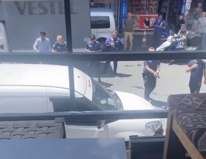 İ̇stanbul’da Hareketli Anlar: Oğluyla Tartışıp Etrafa Saldırdı, Polis Silah Çekip Biber Gazı Sıktı