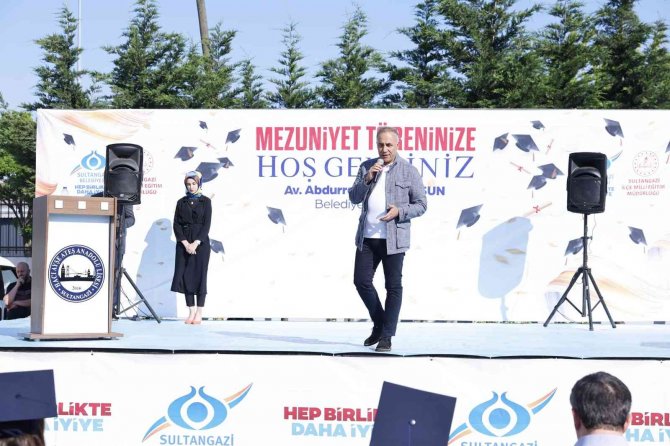 Sultangazi Belediye Başkanı Dursun Liseli Gençlerin Mezuniyet Mutluluğuna Ortak Oldu