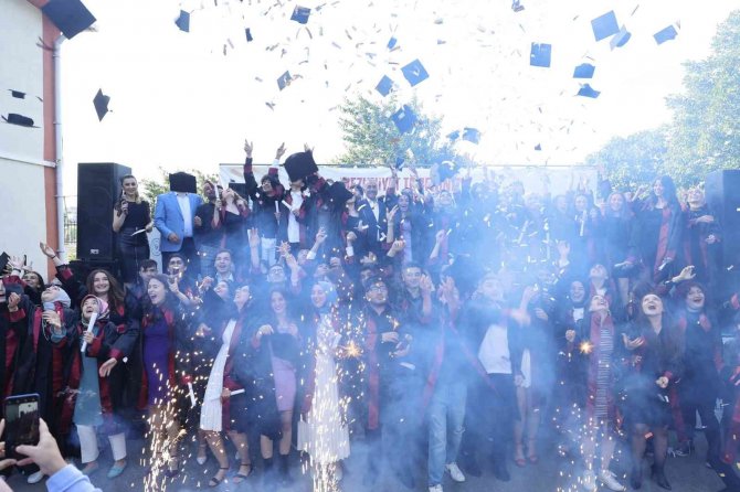 Sultangazi Belediye Başkanı Dursun Liseli Gençlerin Mezuniyet Mutluluğuna Ortak Oldu