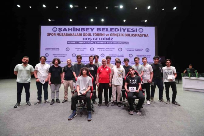 Tahmazoğlu’ndan Sporculara Hediye Yağmuru