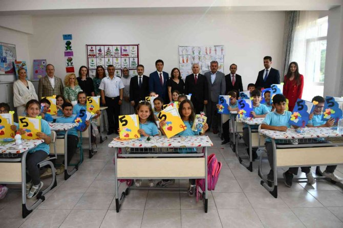 İ̇lkokul Öğrencileri Karnelerini Vali Yıldırım’dan Aldı