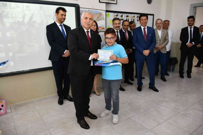 İ̇lkokul Öğrencileri Karnelerini Vali Yıldırım’dan Aldı