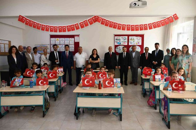 İ̇lkokul Öğrencileri Karnelerini Vali Yıldırım’dan Aldı