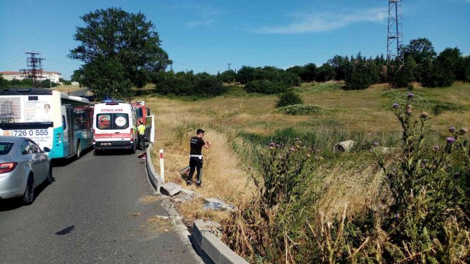 Tekirdağ’da Otomobil Dereye Uçup Suya Gömüldü: Araçtaki Üç Kişi Yüzerek Karaya Çıktı