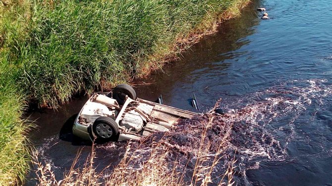 Tekirdağ’da Otomobil Dereye Uçup Suya Gömüldü: Araçtaki Üç Kişi Yüzerek Karaya Çıktı