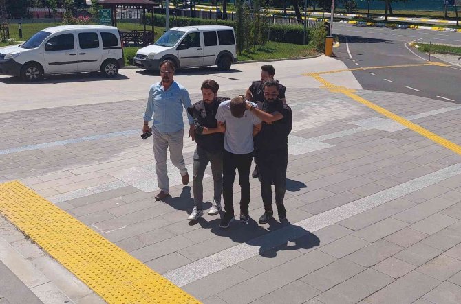 Bir Hafta Önce Boşandığı Eski Eşini Ve 3 Yaşındaki Oğlunu Bıçaklayarak Öldürdü