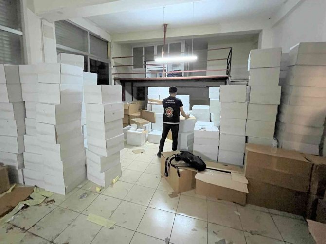Gümrük Muhafaza Ekiplerinden İ̇zmir’de Kaçak Sigara Üreticilerine Büyük Darbe