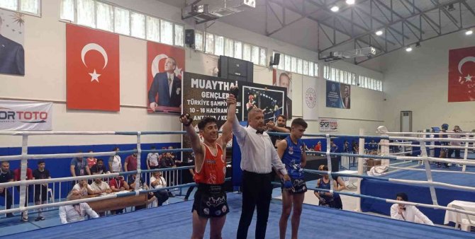Bitlisli Sporcu Özlem Melek Korkmaz, Muaythai Türkiye Şampiyonu Oldu