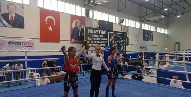 Bitlisli Sporcu Özlem Melek Korkmaz, Muaythai Türkiye Şampiyonu Oldu