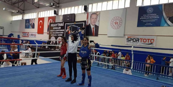 Bitlisli Sporcu Özlem Melek Korkmaz, Muaythai Türkiye Şampiyonu Oldu