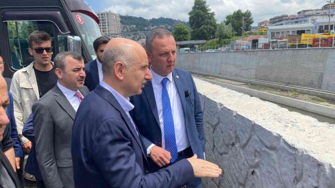 Bakan Karaismailoğlu Teoman Duralı Tünelleri’nde Direksiyona Geçti
