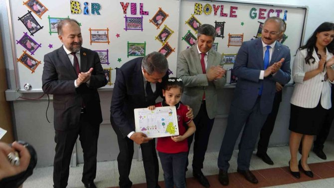 Vali Şıldak, Karne Dağıttı