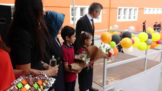 Vali Şıldak, Karne Dağıttı