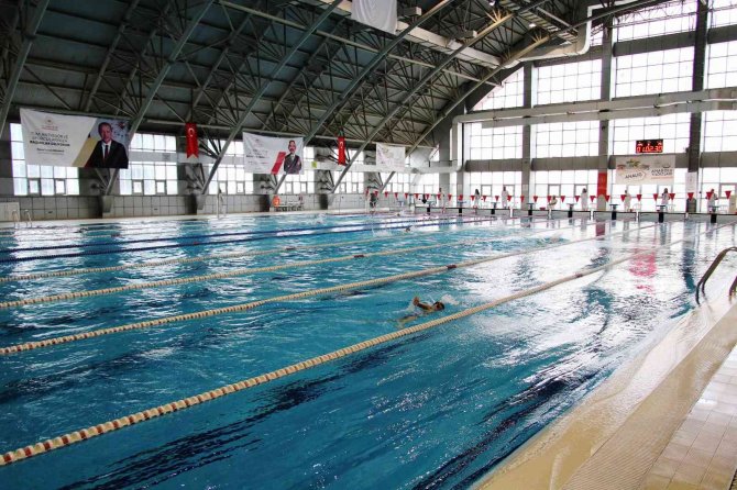 Van’da Tecrübesizler Yüzme Yarışmaları Sona Erdi
