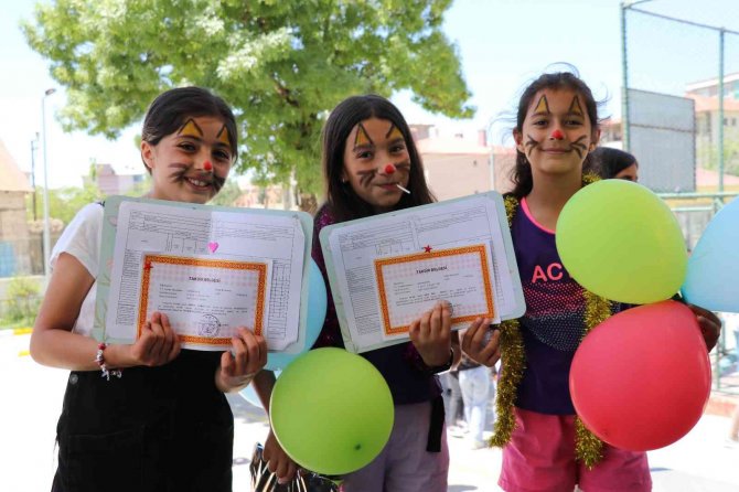 Van’da Öğrencilerin Karne Heyecanı