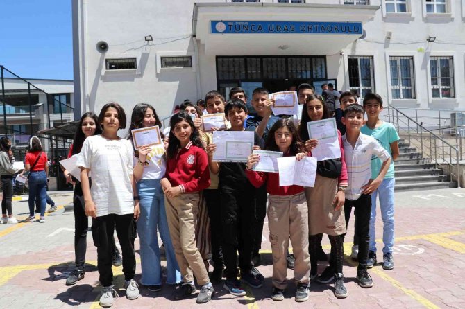 Van’da Öğrencilerin Karne Heyecanı