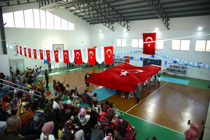 Başkan Akman Miniklerin Karne Sevincine Ortak Oldu