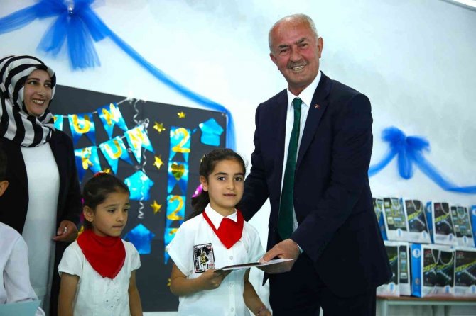 Başkan Akman Miniklerin Karne Sevincine Ortak Oldu