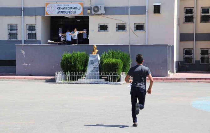 Koştular, Depar Attılar Ama Yine De Sınava Geç Kaldılar