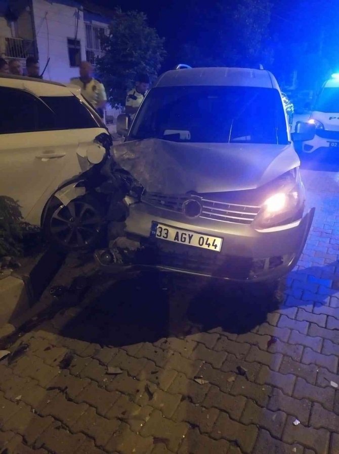 Hafif Ticari Araç İle Otomobil Çarpıştı