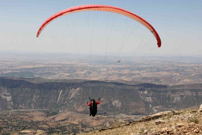 Yamaç Paraşüt Festivali’ne Kahramanmaraş’tan Uçarak Geldi