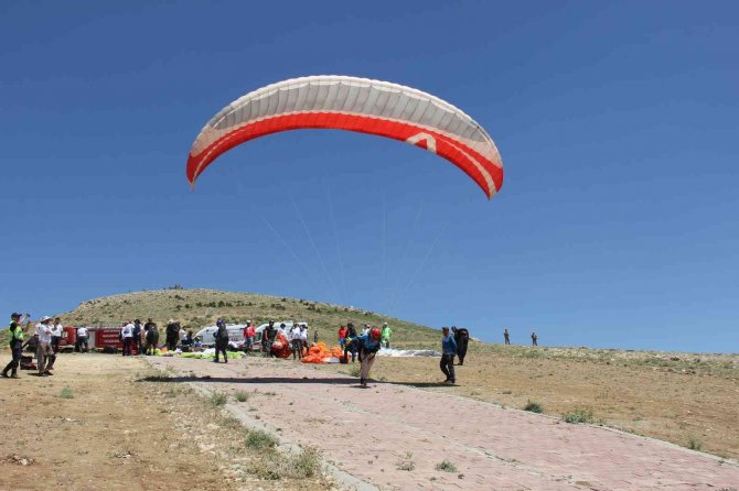 Yamaç Paraşüt Festivali’ne Kahramanmaraş’tan Uçarak Geldi