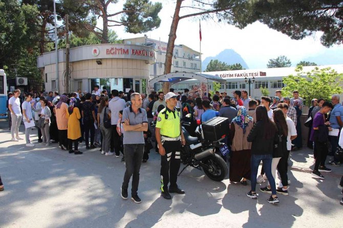 Amasya’da Kimliğini Unutan Öğrencileri Yks’ye Motosikletli Polis Yetiştirdi