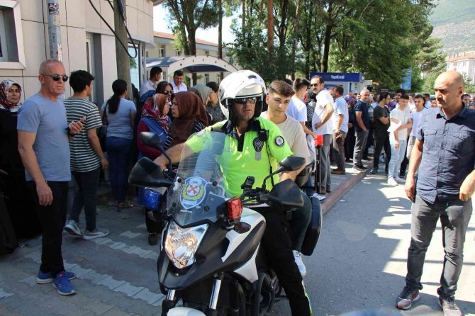 Amasya’da Kimliğini Unutan Öğrencileri Yks’ye Motosikletli Polis Yetiştirdi