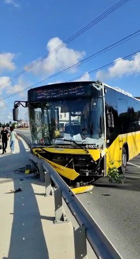 İ̇ett Peronundan Kayan Otobüs, Yoldaki Otomobile Çarparak Durdu