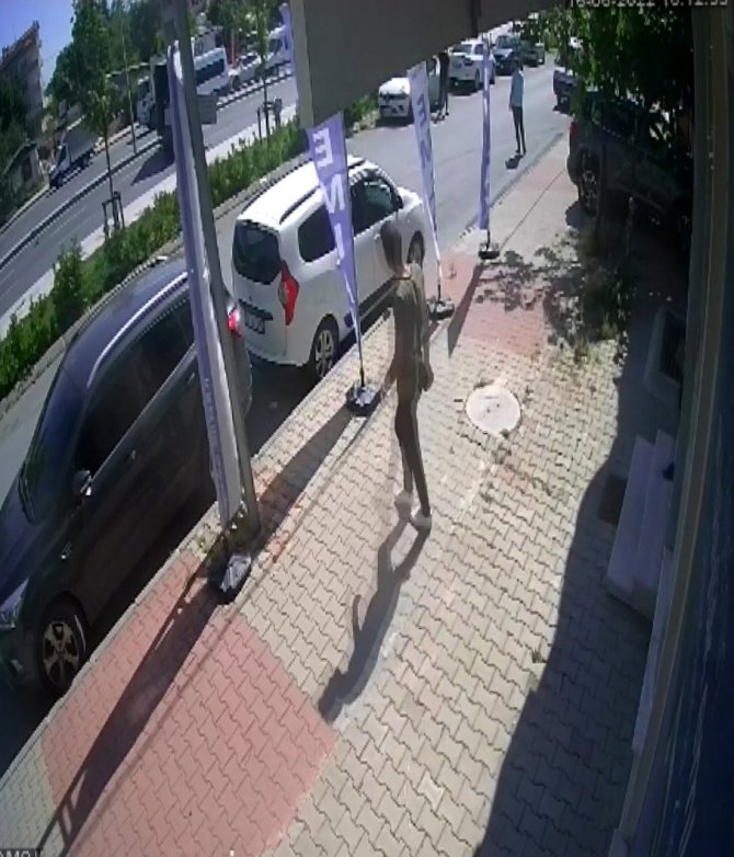 Açılan Kapağı Kapatmak İçin Aracından İndi, Faciadan Son Anda Dönüldü